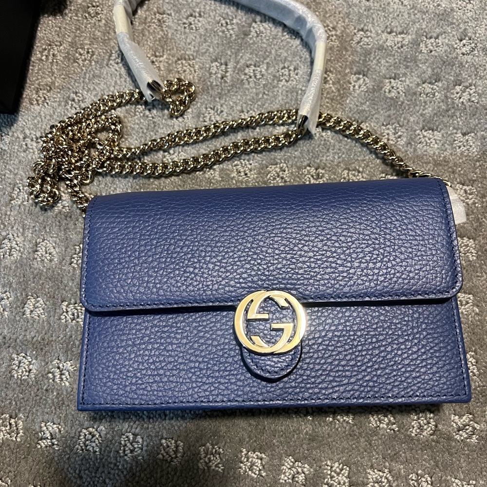 Gucci crossbody wallet with chain. Pebbled leather blue